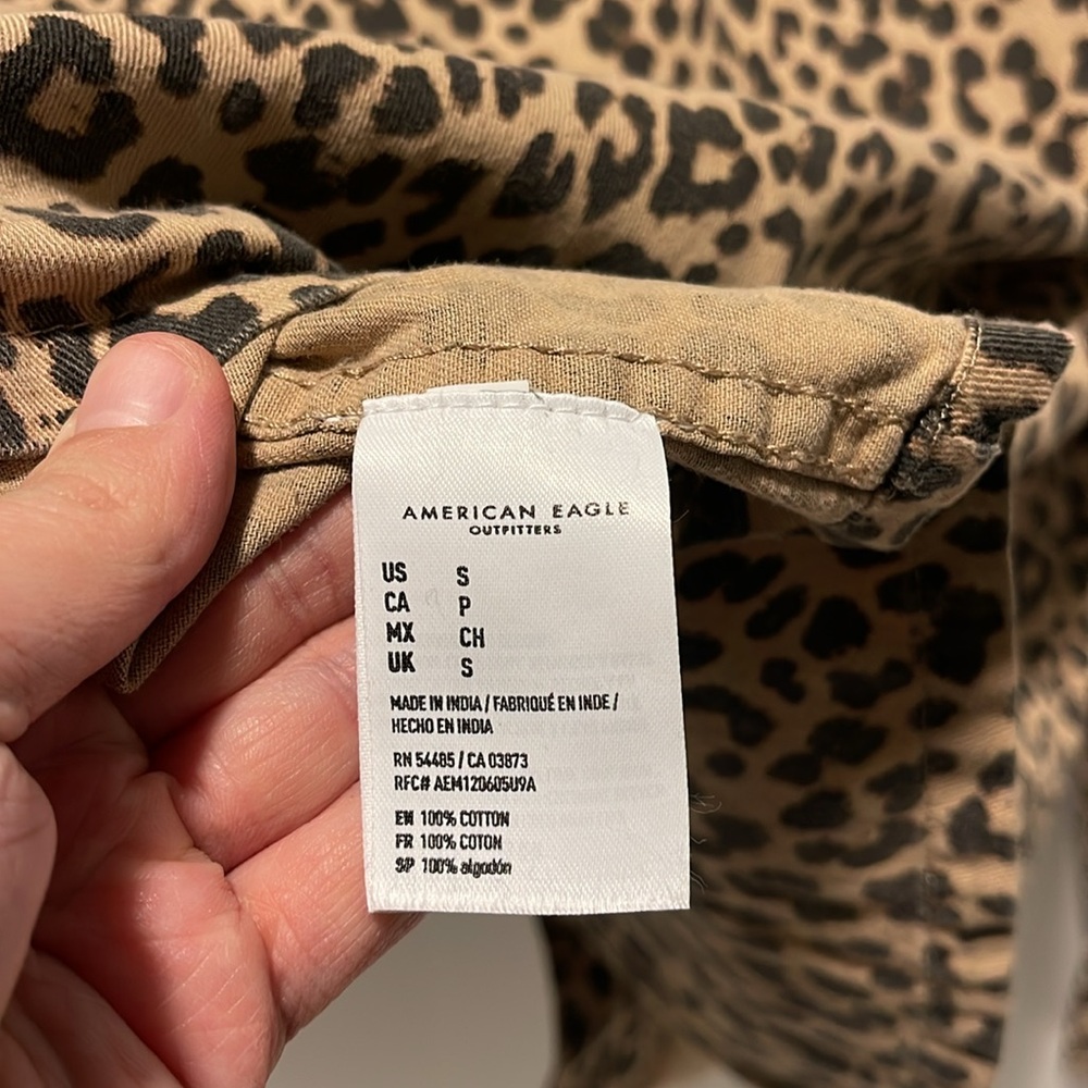 American Eagle Leopard Print Cropped Button Down … - image 6
